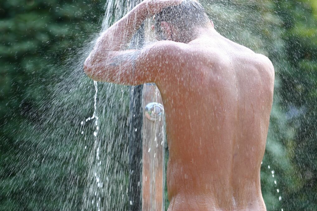 Despois dun baño con refrixerante, un home debe tomar unha ducha fresca. 